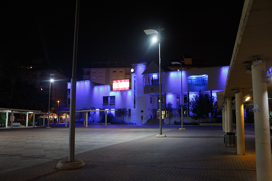 Edificio iluminado con el color azul de la Policía Nacional. 
